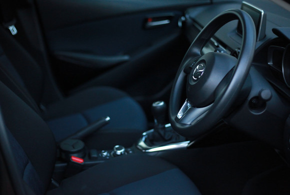 新型デミオ 13S インテリア 車内